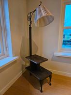 Antieke bijzettafel met lampenkap, Huis en Inrichting, Lampen | Vloerlampen, Ophalen, Zo goed als nieuw, Minder dan 100 cm