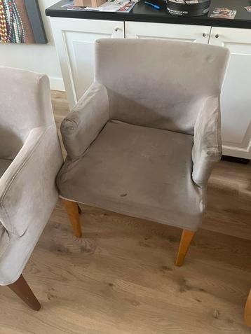 4 eetkamer stoelen beschikbaar voor biedingen