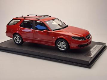 1:18 Saab 9-5 Sportcombi - 2006 - Rood - Incl. Luxe vitrine! beschikbaar voor biedingen