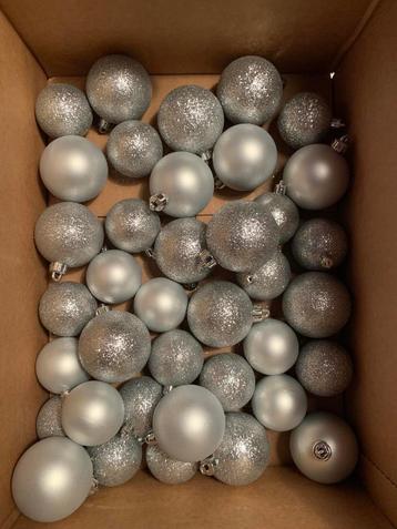 68 kerstballen beschikbaar voor biedingen