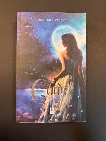 Cinder Marissa Meyer Deel 1 Lunar Chronicles beschikbaar voor biedingen