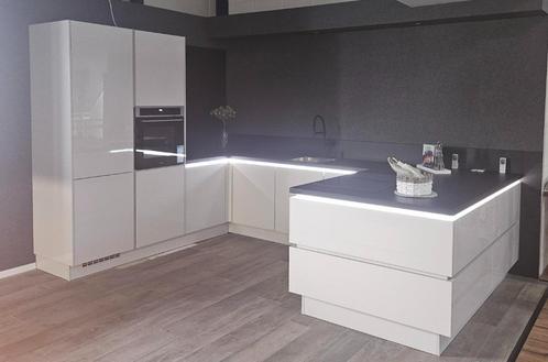 Luxe hoogglans zijde grijs-kleurige showroomkeuken, greep lo, Huis en Inrichting, Keuken | Complete keukens, Nieuw, U-keuken, Grijs