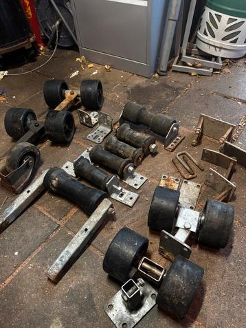 Trailerwielen, kielgeleiders, onderdelen - volle krat beschikbaar voor biedingen