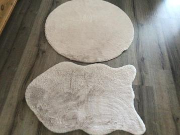 Imitatie vacht/stoelkleed met bijpassend vloerkleed beschikbaar voor biedingen
