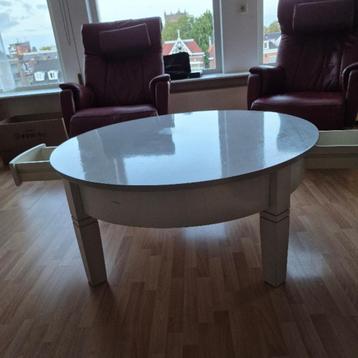 Prachtige salontafel beschikbaar voor biedingen