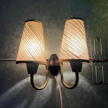 OPRUIMING Antiek wandlampje met klemkapjes messing bakeliet beschikbaar voor biedingen
