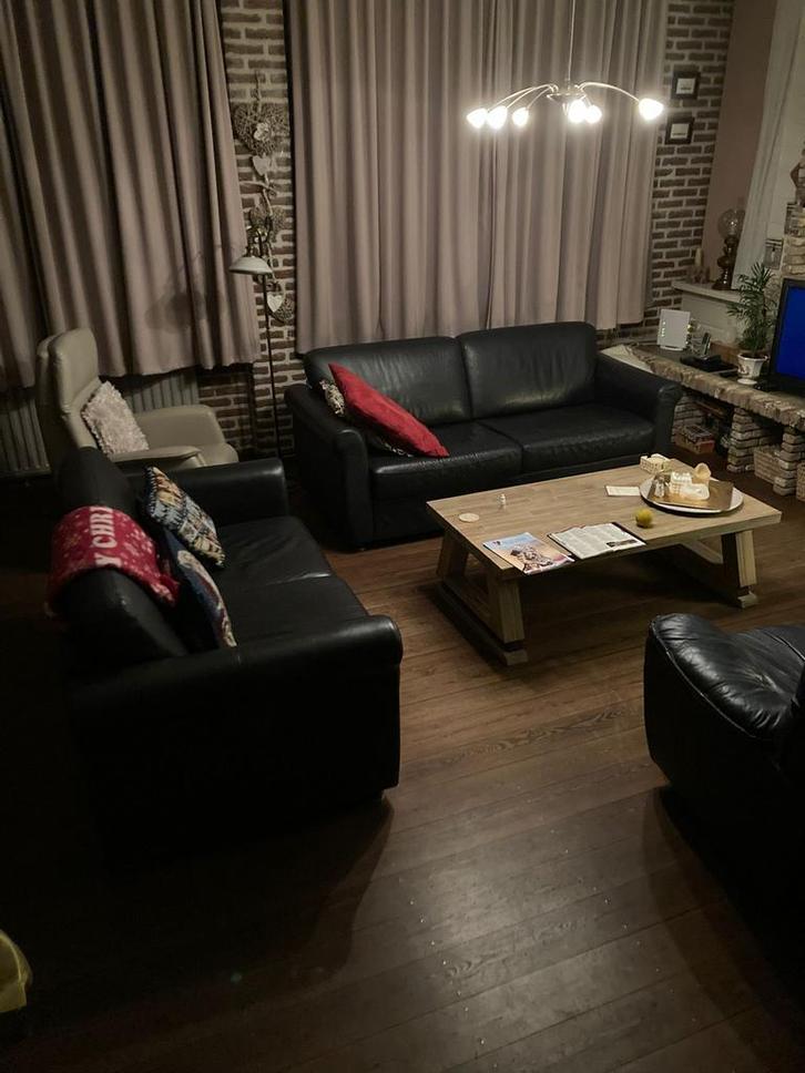 Twee leren banken hele goede staat, Huis en Inrichting, Banken | Complete zithoeken, Zo goed als nieuw, Ophalen