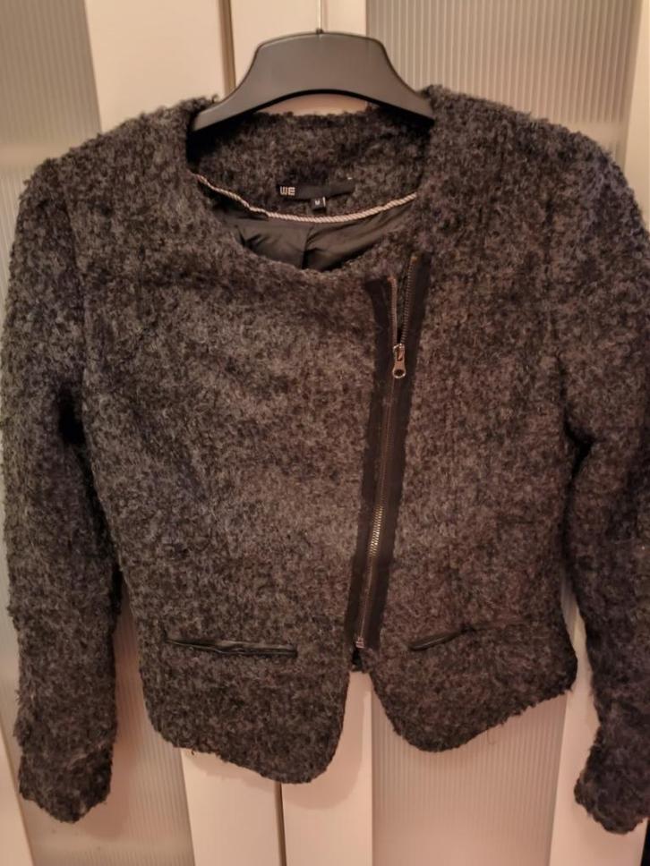 Grijs Bouclé jasje van WE, Kleding | Dames, Jasjes, Kostuums en Pakken, Zo goed als nieuw, Jasje, Maat 38/40 (M), Grijs, Ophalen of Verzenden
