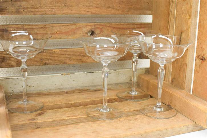 4 stuks Champagne coupe glazen op voet 48149, Huis en Inrichting, Keuken | Servies, Gebruikt, Bord(en), Wedgwood, Aardewerk, Ophalen of Verzenden