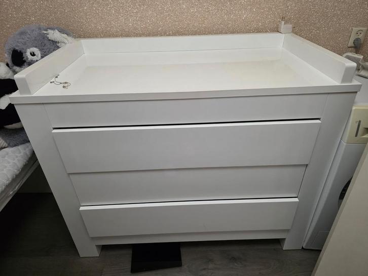 Witte Commode met Opstaande Rand, Kinderen en Baby's, Kinderkamer | Commodes en Kasten, Zo goed als nieuw, Commode, 90 tot 105 cm