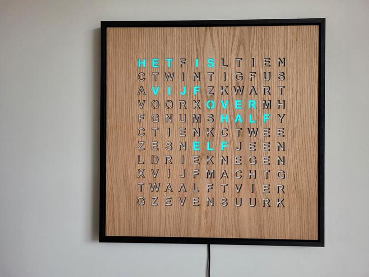 Woordklok 53x53cm, Huis en Inrichting, Woonaccessoires | Klokken, Nieuw, Wandklok, Ophalen of Verzenden