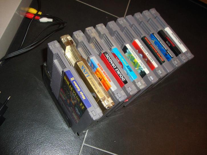 NES met 14 spellen, Spelcomputers en Games, Games | Nintendo NES, Gebruikt, Avontuur en Actie, 1 speler, Vanaf 3 jaar, Ophalen of Verzenden