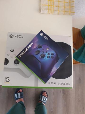 Xbox series s met 2 controllers  beschikbaar voor biedingen