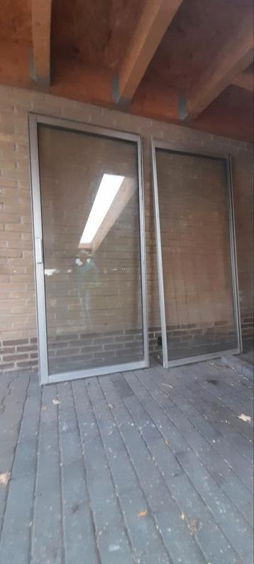 2 x raamwerk met dubbelglas beschikbaar voor biedingen