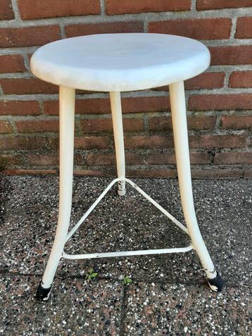 Vintage kruk. beschikbaar voor biedingen