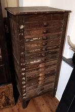 Antieke zetkast of letterkast uit drukkerij, Ophalen