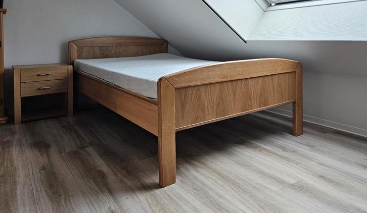 Elektrisch senioren bed 120x 200 met nachtkastje, Huis en Inrichting, Slaapkamer | Bedden, Zo goed als nieuw, Twijfelaar, 120 cm