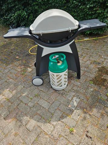 Weber barbecue + bijna vollefles  beschikbaar voor biedingen