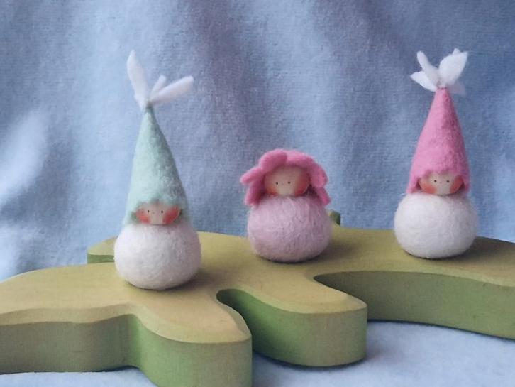 Seizoenstafel jaarring steker Vrije School popje lente, Hobby en Vrije tijd, Vilt, Nieuw, Figuurtje(s), Wolvilt, Verzenden