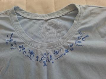 t shirt met geborduurde halslijn beschikbaar voor biedingen