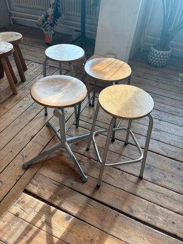 Vintage schoolkrukken industrieel plantentafel beschikbaar voor biedingen