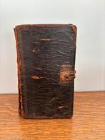 Statenbijbel 1818 Amsterdam leren band met slot, Ophalen of Verzenden