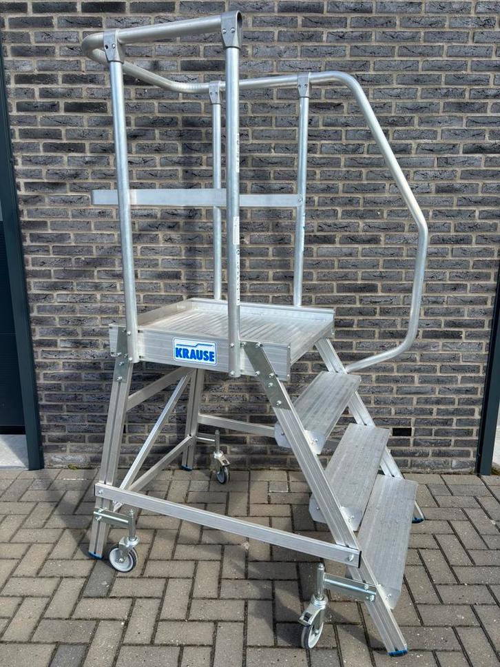 Krause platformladder met vier treden., Doe-het-zelf en Verbouw, Steigers, Zo goed als nieuw, Rolsteiger of Kamersteiger, Minder dan 2 meter