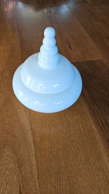 Witte craquelé aardewerk bonbonniere  beschikbaar voor biedingen