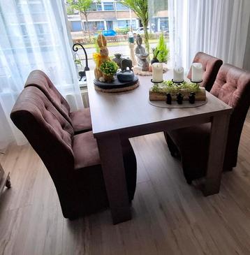 Eethoek tafel met 4 stoelen op wielen    beschikbaar voor biedingen