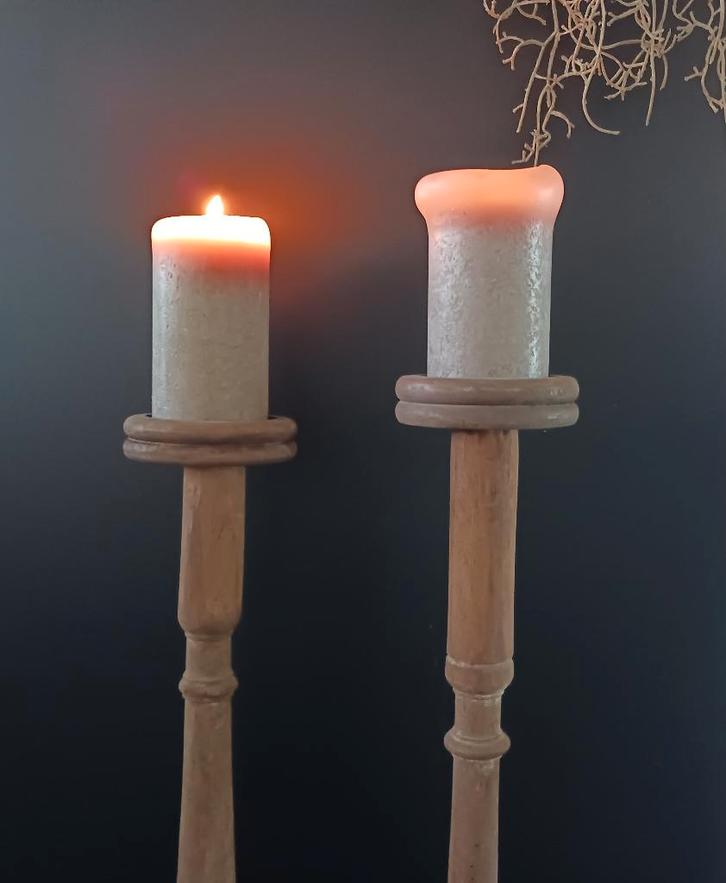Oud houten kandelaar, Huis en Inrichting, Woonaccessoires | Kandelaars en Kaarsen, Kandelaar, 50 tot 75 cm, Hout, Ophalen