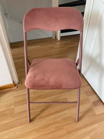 Suede pastel roze klapstoel beschikbaar voor biedingen