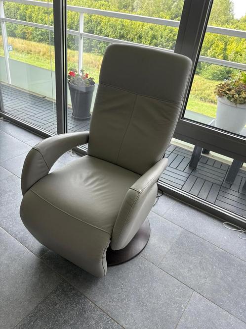 Licht grijze lederen relax / sta op stoel van Meubelzorg, Huis en Inrichting, Stoelen, Zo goed als nieuw, Eén, Grijs, Ophalen