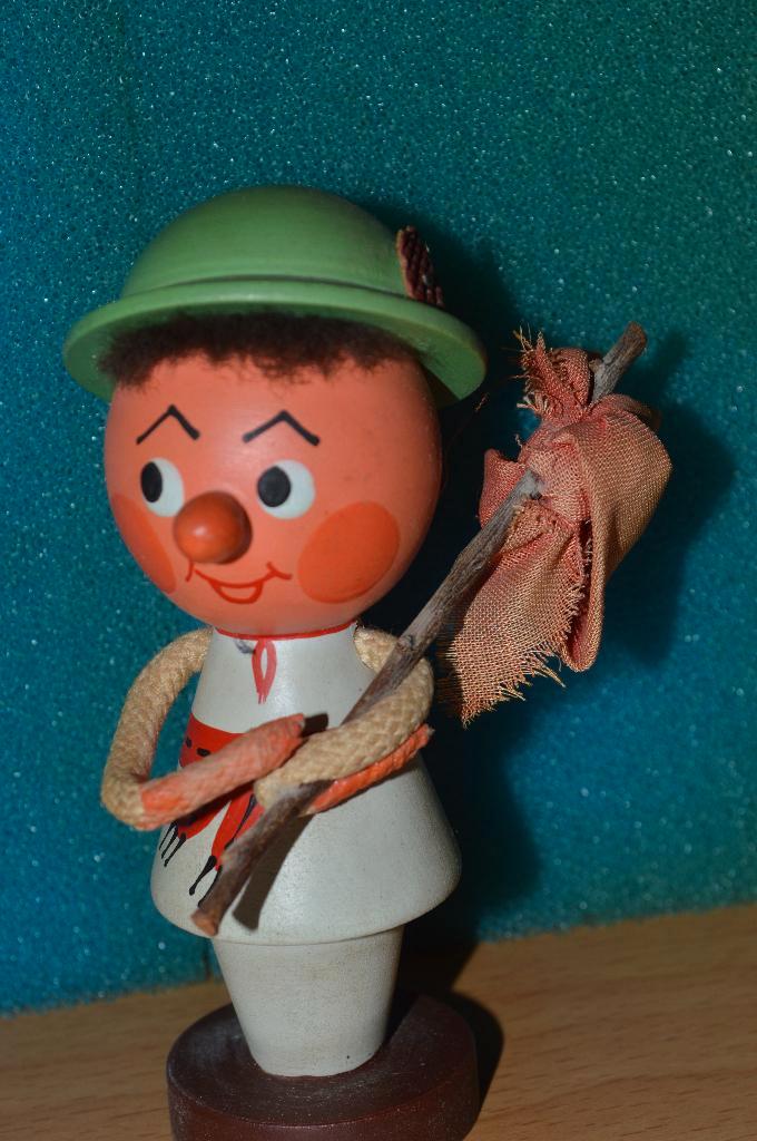 oud/vintage  STEINBACH volkskunst  houten popje met knapzak, Verzamelen, Poppetjes en Figuurtjes, Zo goed als nieuw, Ophalen of Verzenden