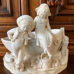 Prachtig antiek biskwie porselein bootje met twee kindjes., Antiek en Kunst, Antiek | Porselein, Ophalen of Verzenden