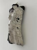 Keramische wandsculptuur – vrouwelijke torso in raku glazuur, Ophalen of Verzenden