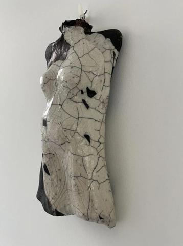 Keramische wandsculptuur – vrouwelijke torso in raku glazuur beschikbaar voor biedingen