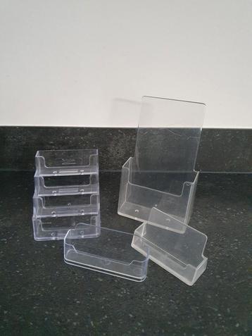 Visitekaartjes en folderhouders beschikbaar voor biedingen