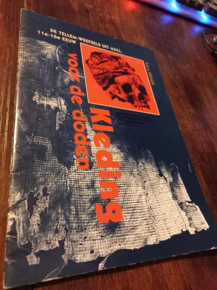 Kleding voor de doden,de tellem-weefselsuit mali11e-16e eeuw, Boeken, Catalogussen en Folders, Gelezen, Catalogus, Verzenden