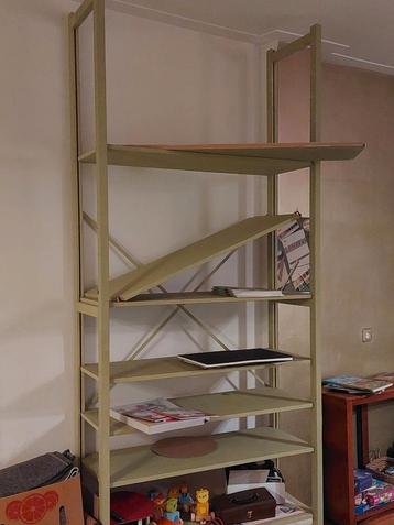 Hoge boekenkast met 8 legplanken beschikbaar voor biedingen