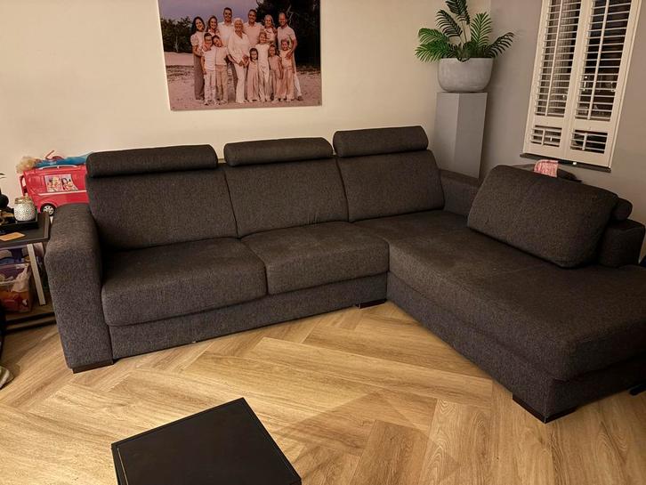 Antracietgrijze hoekbank met verstelbare hoofdsteunen, Huis en Inrichting, Banken | Complete zithoeken, Gebruikt, Stof, Ophalen