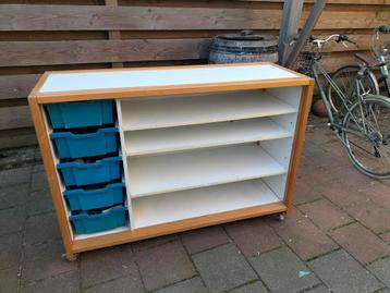Schoolkast met bakken en wielen beschikbaar voor biedingen