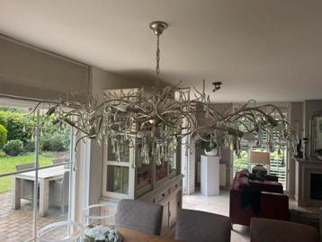 Moderne Kroonluchter met Glazen Details beschikbaar voor biedingen