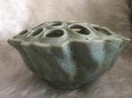 Prachtige grote Des Pots Lotus vaas- bloemensteker., Overige kleuren, Aardewerk of Porselein, Ophalen of Verzenden, Zo goed als nieuw