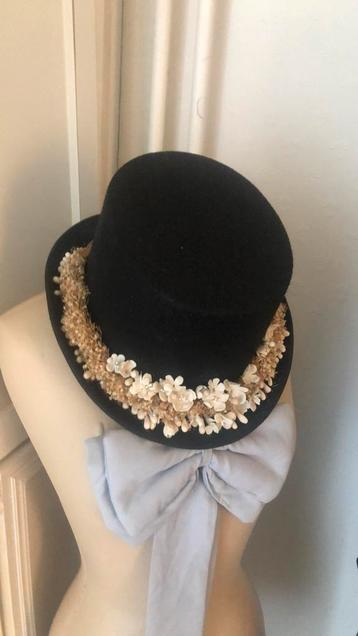 Prachtige brocante hoed met bloemen krans