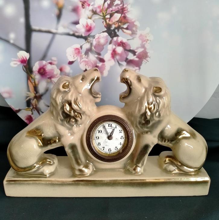 Porseleinen schoorsteenklok leeuwen, Huis en Inrichting, Woonaccessoires | Klokken, Gebruikt, Wekker of Tafelklok, Analoog, Ophalen of Verzenden