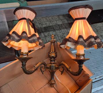 Vintage Wandlamp met Stoffen Kapjes beschikbaar voor biedingen