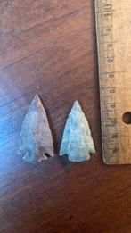 Twee stenen pijlpunten neolithisch 4,5 cm lang, Verzamelen, Mineralen en Fossielen, Ophalen of Verzenden, Mineraal