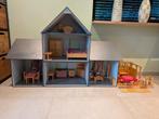 Groot houten poppenhuis met meubels, Kinderen en Baby's, Ophalen of Verzenden, Gebruikt, Poppenhuis
