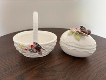 Porseleinen mandje en doosje met vlinders en bloemen beschikbaar voor biedingen