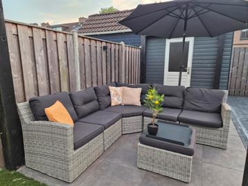 Loungeset incl. kussens, beschermhoes en onderhoudsspray beschikbaar voor biedingen